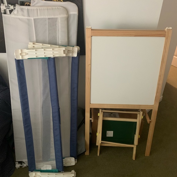 Easel board, safety rails, toy storage - Picture 4 of 4
